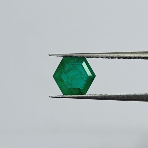1.80 carats Emerald (2.25 ratti) - Image 1