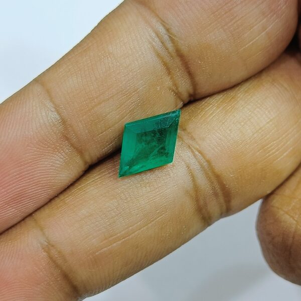 2.77 carats Emerald (3.25 ratti) - Image 5