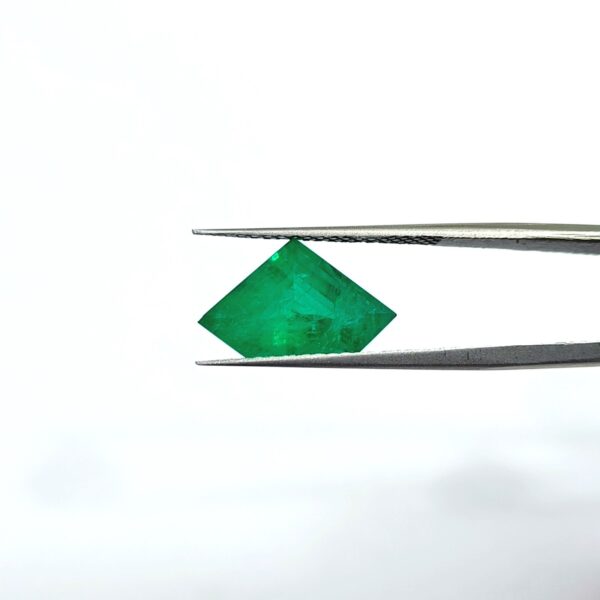 5.20 carats Emerald (5.25 ratti) - Image 1