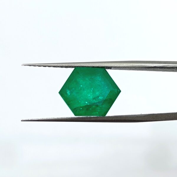 6.89 carats Emerald (7.25 ratti) - Image 1
