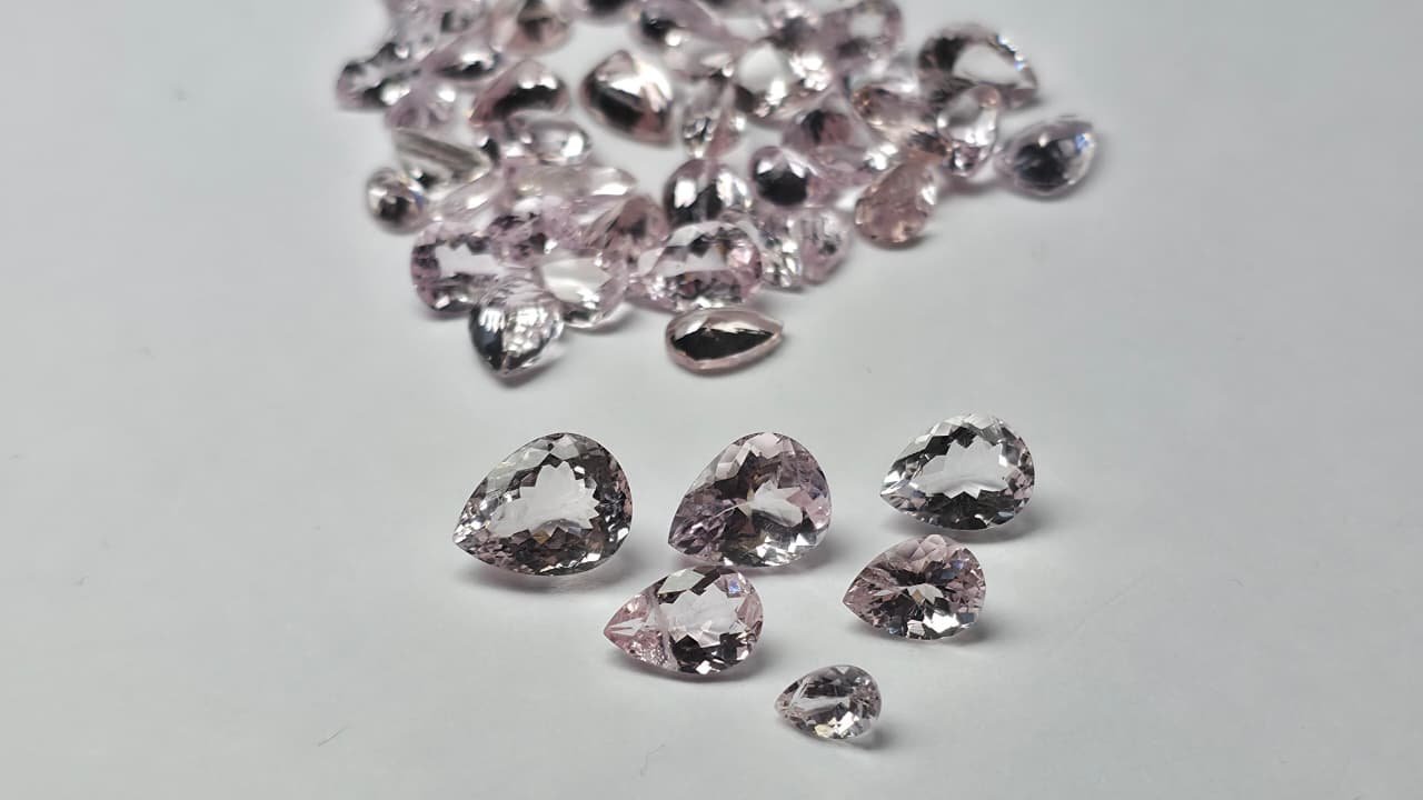 MPP2-Mix_1 Morganite Mixed Pear Shapes – 6×4 to 10×8 mm | AA - Image 1