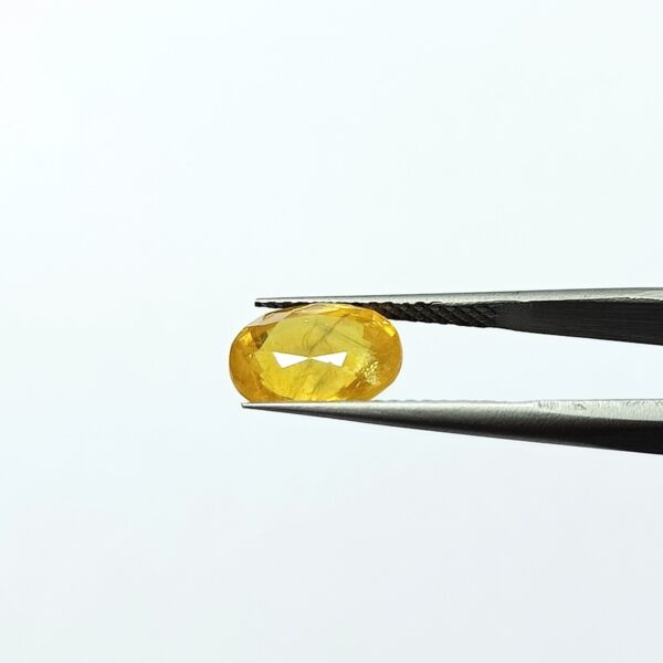 5.68 carats Yellow Sapphire Thailand ( 6.25 ratti ) - Image 1
