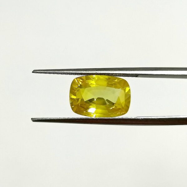 5.42 carats Yellow Sapphire Thailand ( 5.25 ratti ) - Image 1
