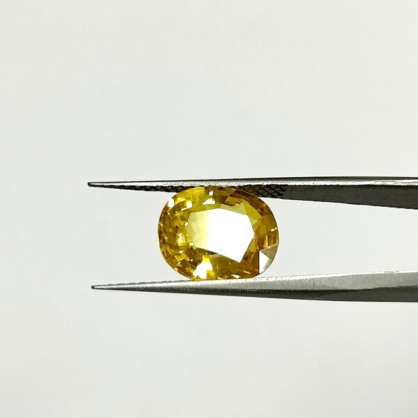 6.01 carats Yellow Sapphire Thailand ( 6.25 ratti ) - Image 2