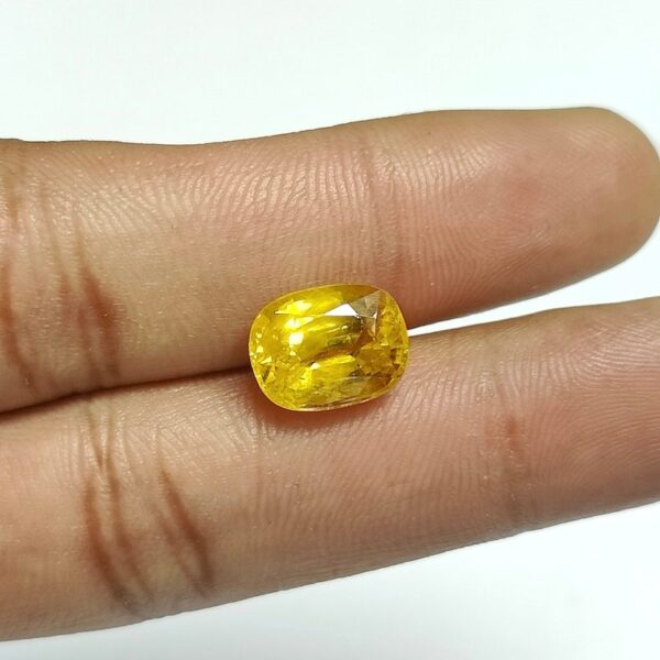 7.15 carats Yellow Sapphire Thailand ( 7.25 ratti ) - Image 1