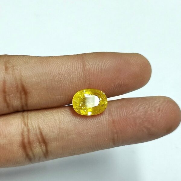 6.81 carats Yellow Sapphire Thailand ( 7.25 ratti ) - Image 1