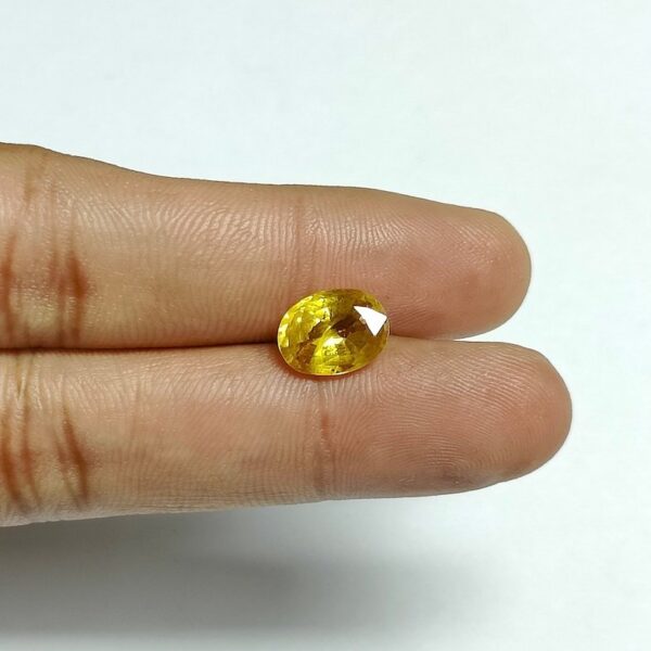4.38 carats Yellow Sapphire Thailand ( 4.25 ratti ) - Image 1