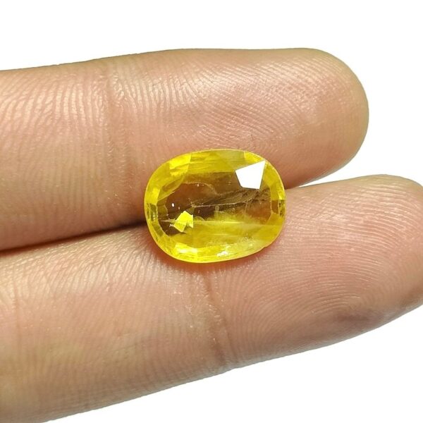 6.07 carats Yellow Sapphire Thailand ( 6.25 ratti ) - Image 1