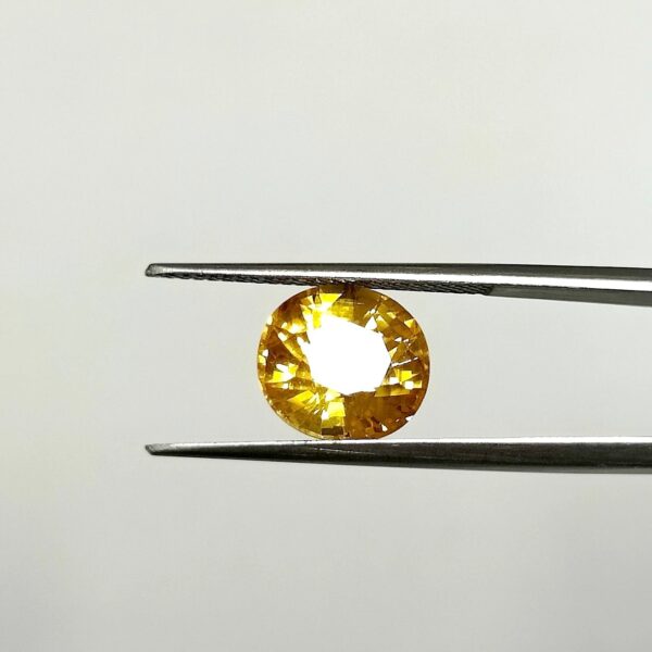 6.01 carats Yellow Sapphire Thailand ( 6.25 ratti ) - Image 2