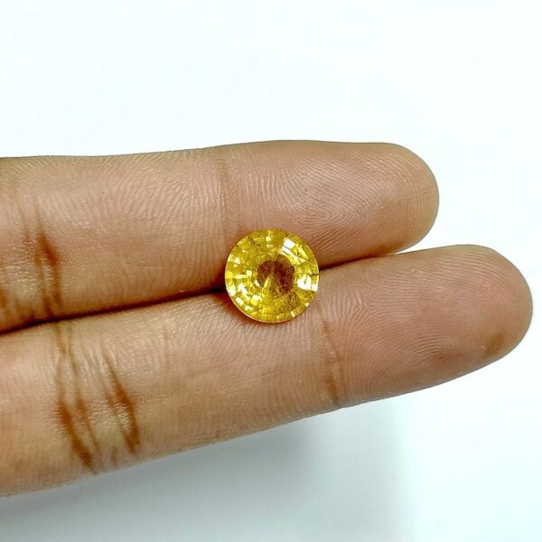 5.6 carats Yellow Sapphire Thailand ( 6.25 ratti ) - Image 1