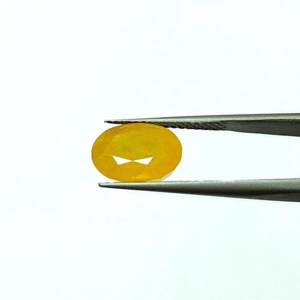 7.5 carats Yellow Sapphire Thailand ( 8.25 ratti ) - Image 1