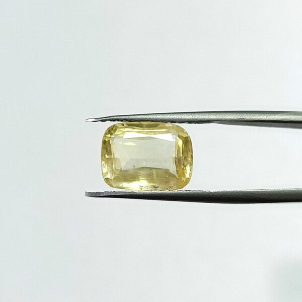 6.65 carats Yellow Sapphire ( 7.25 ratti ) - Image 2