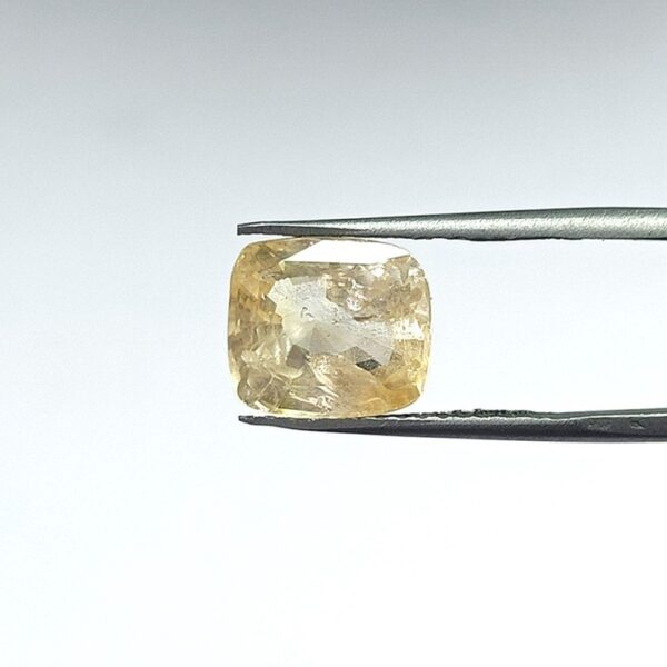 6.09 carats Yellow Sapphire ( 6.25 ratti ) - Image 1