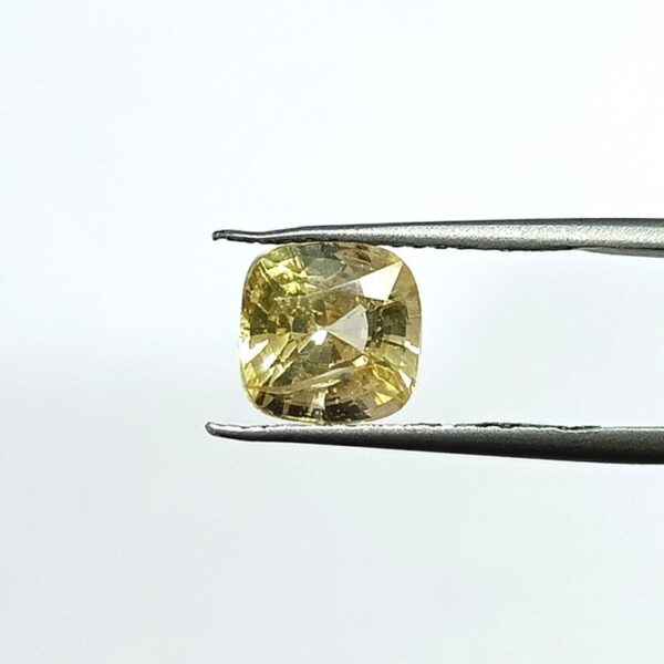 4.19 carats Yellow Sapphire ( 4.25 ratti ) - Image 1