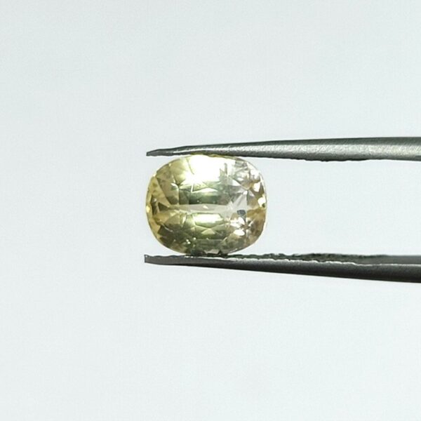 3.58 carats Yellow Sapphire ( 3.25 ratti ) - Image 2