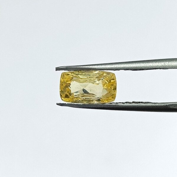 2.71 carats Yellow Sapphire ( 3.25 ratti ) - Image 1