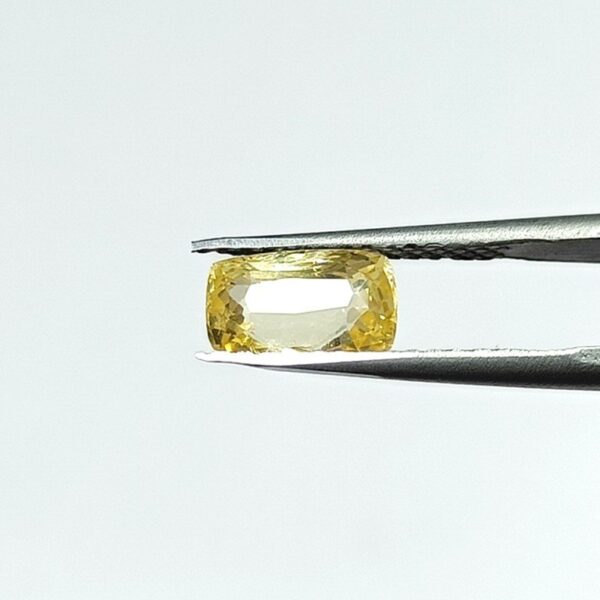 2.71 carats Yellow Sapphire ( 3.25 ratti ) - Image 2