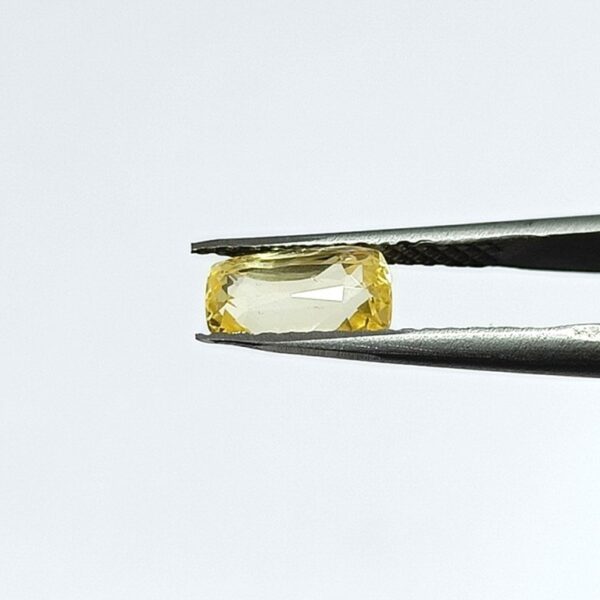 2.71 carats Yellow Sapphire ( 3.25 ratti ) - Image 3