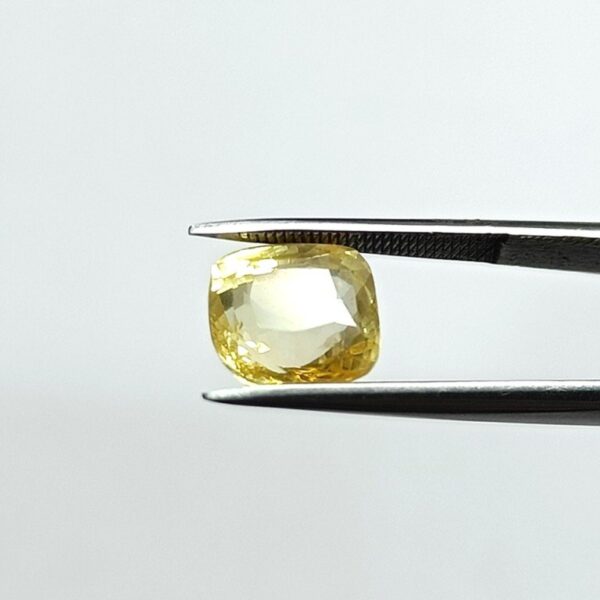 4.06 carats Yellow Sapphire ( 4.25 ratti ) - Image 2