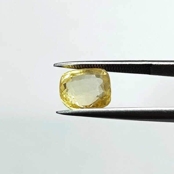 4.06 carats Yellow Sapphire ( 4.25 ratti ) - Image 3