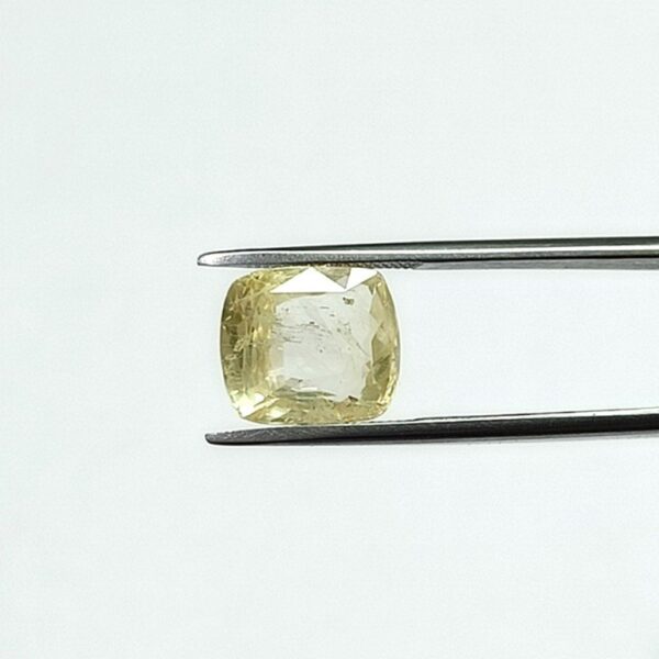 4.68 carats Yellow Sapphire ( 5.25 ratti ) - Image 2