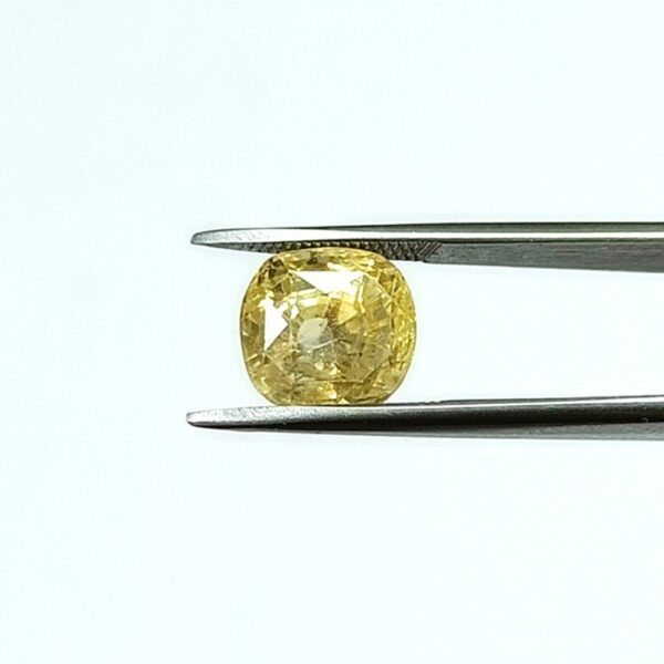 4.57 carats Yellow Sapphire ( 5.25 ratti ) - Image 2