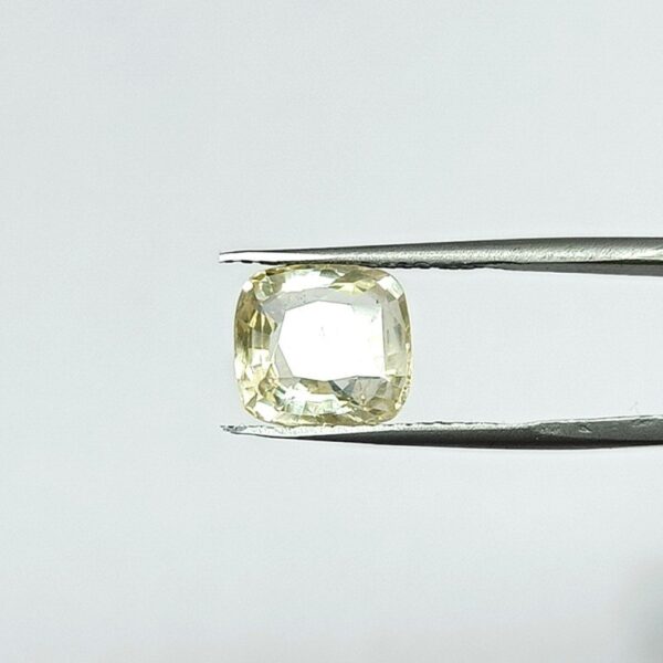 5.21 carats Yellow Sapphire ( 5.25 ratti ) - Image 2