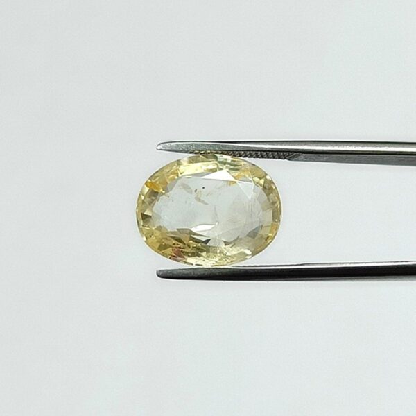 4.74 carats Yellow Sapphire ( 5.25 ratti ) - Image 2