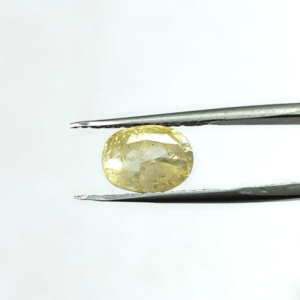 5.35 carats Yellow Sapphire ( 5.25 ratti ) - Image 2