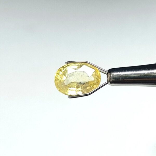 5.84 carats Yellow Sapphire ( 6.25 ratti ) - Image 2
