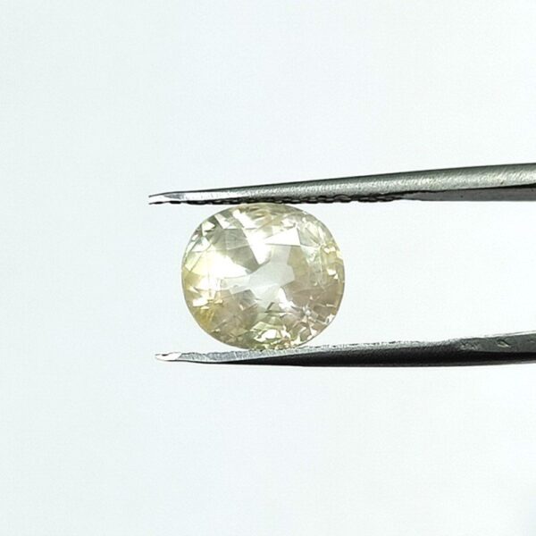 5.84 carats Yellow Sapphire ( 6.25 ratti ) - Image 2