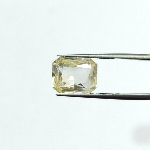 9.23 carats Yellow Sapphire ( 10.25 ratti ) - Image 1