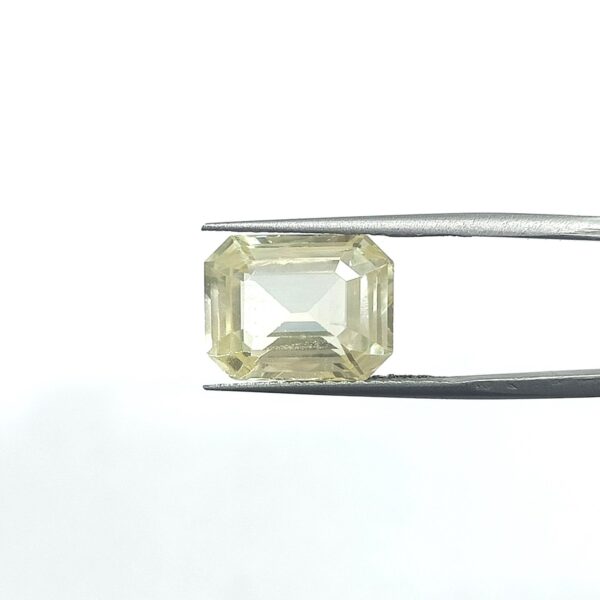 9.64 carats Yellow Sapphire (Pukhraj) - Image 1