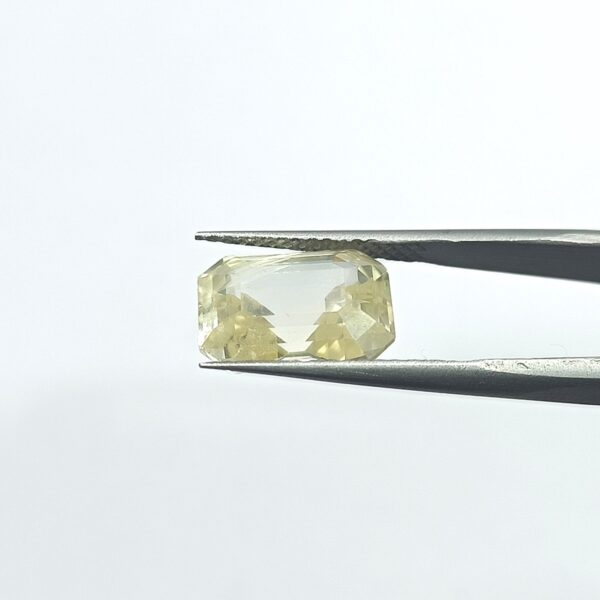 9.64 carats Yellow Sapphire (Pukhraj) - Image 2