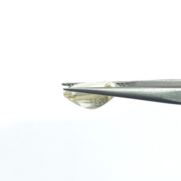 9.64 carats Yellow Sapphire (Pukhraj) - Image 3