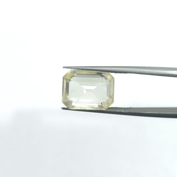 9.64 carats Yellow Sapphire (Pukhraj) - Image 4
