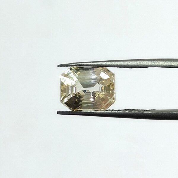 5.84 carats Yellow Sapphire ( 6.25 ratti ) - Image 1