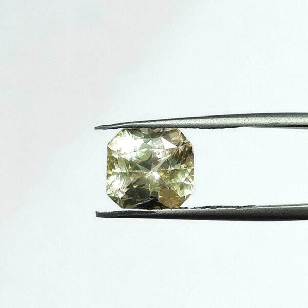 6.65 carats Yellow Sapphire ( 7.25 ratti ) - Image 2