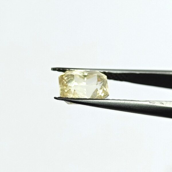 5.39 carats Yellow Sapphire ( 5.25 ratti ) - Image 4