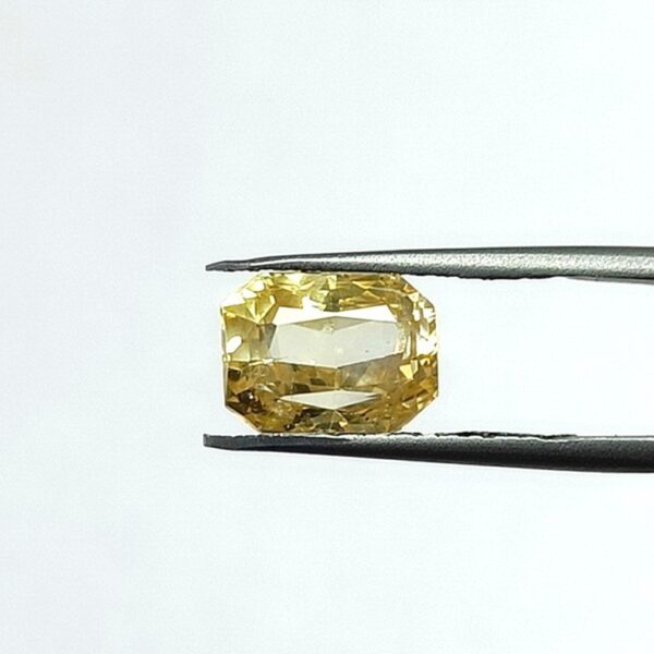 5.55 carats Yellow Sapphire ( 6.25 ratti ) - Image 2