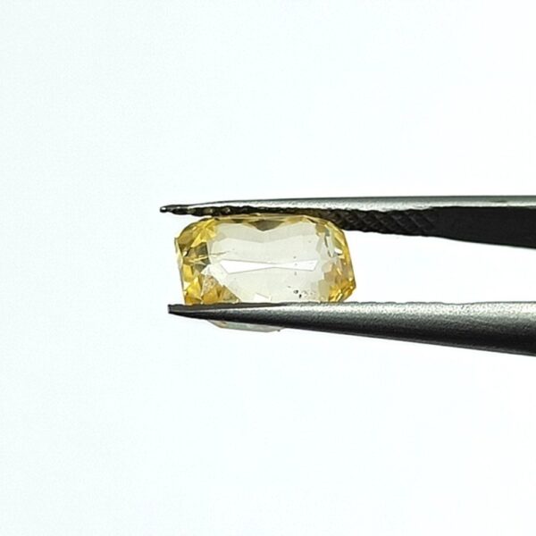5.55 carats Yellow Sapphire ( 6.25 ratti ) - Image 4
