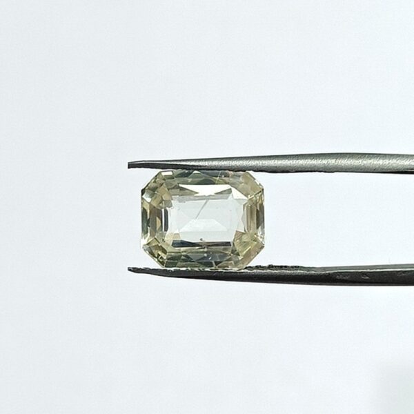 5.7 carats Yellow Sapphire ( 6.25 ratti ) - Image 1