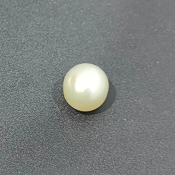 8.02 carats Pearl (8.25 ratti) - Image 1