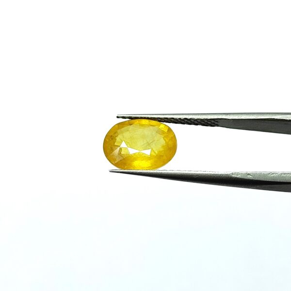 5.68 carats Yellow Sapphire Thailand ( 6.25 ratti ) - Image 2