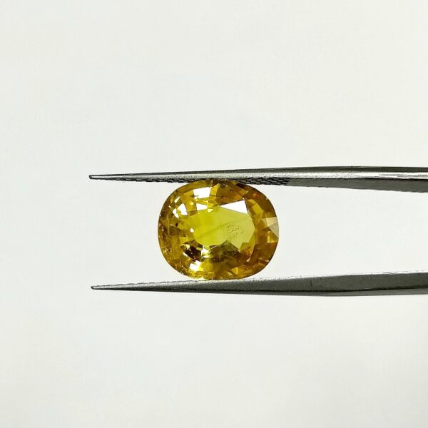 6.01 carats Yellow Sapphire Thailand ( 6.25 ratti ) - Image 3