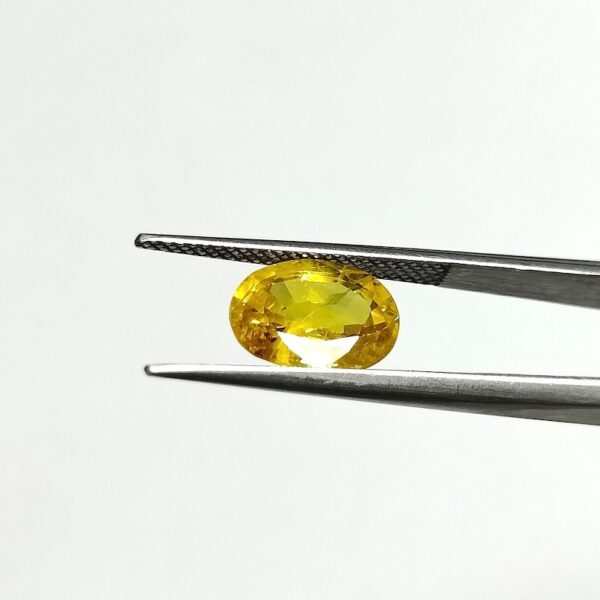 4.38 carats Yellow Sapphire Thailand ( 4.25 ratti ) - Image 2