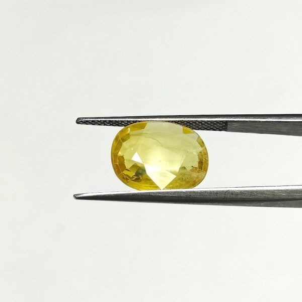 6.07 carats Yellow Sapphire Thailand ( 6.25 ratti ) - Image 2