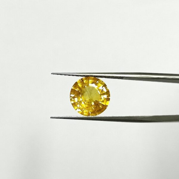 5.6 carats Yellow Sapphire Thailand ( 6.25 ratti ) - Image 2