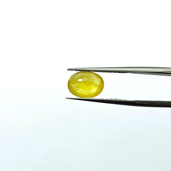 2.95 carats Yellow Sapphire Thailand ( 3.25 ratti ) - Image 2